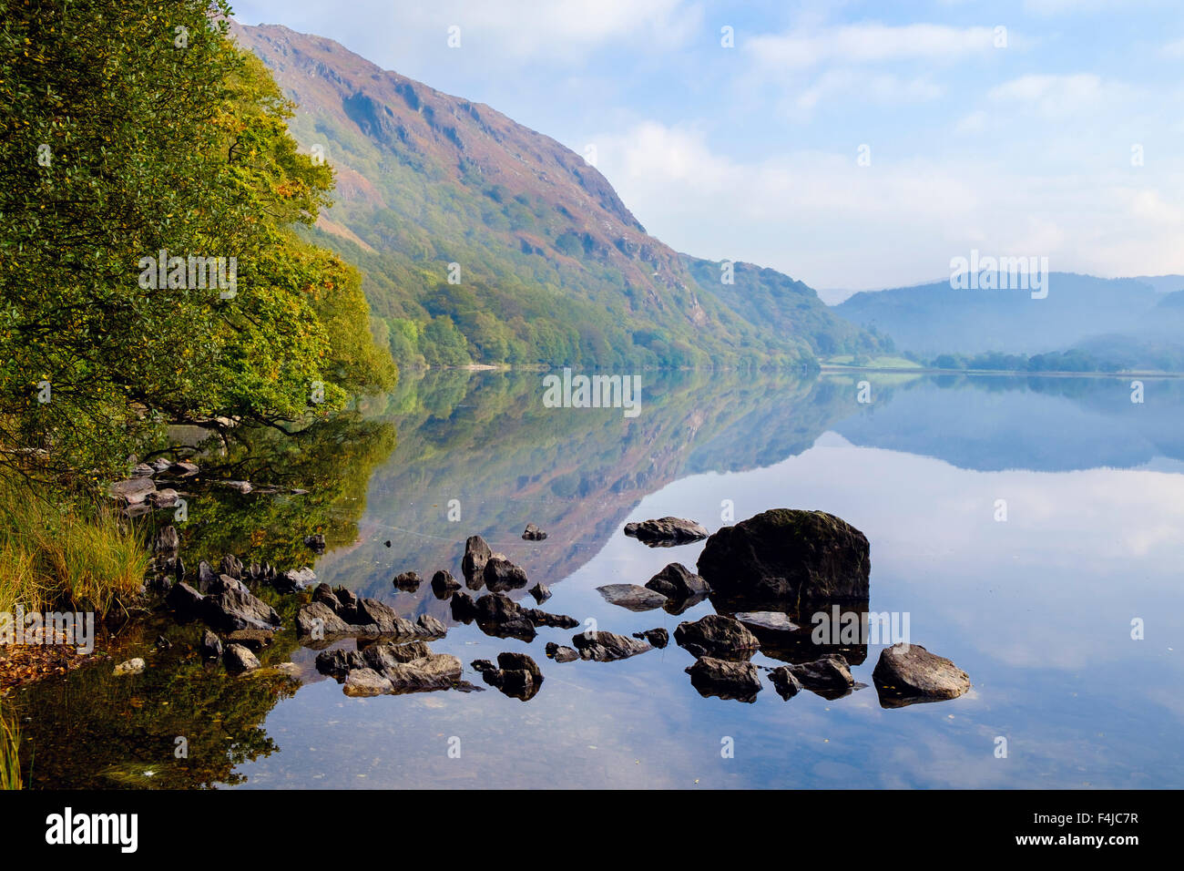 Vista tranquilla di acque ancora calme nel lago Llyn Dinas in una mattina di autunno nella valle di Nantgwynant in colline del Parco Nazionale di Snowdonia (Eryri) Galles Regno Unito Foto Stock