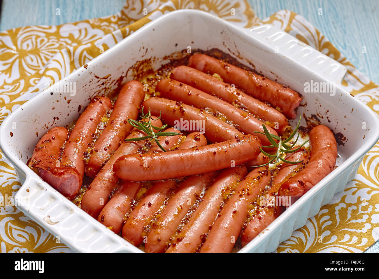 Arrosto di salsiccia con senape salsa arancione Foto Stock