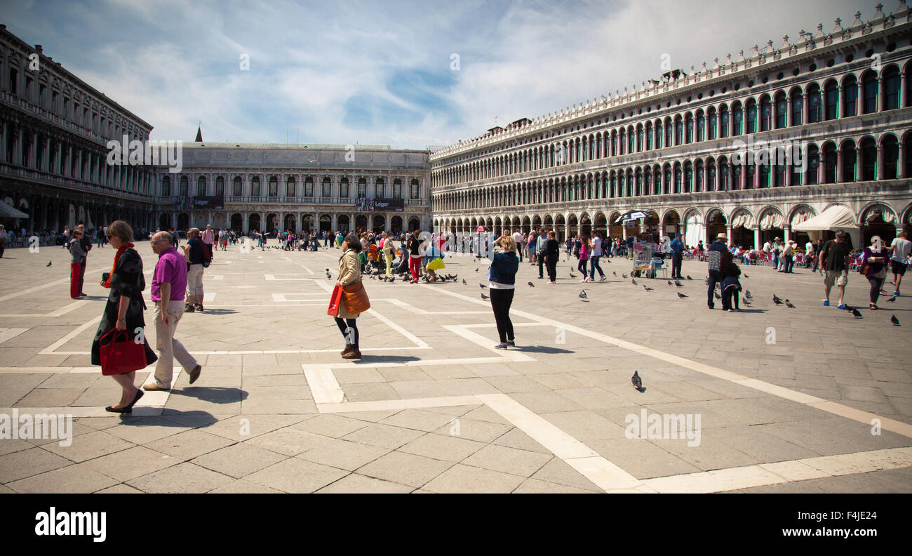Persone che passeggiano sulla Piazza San Marco Venezia Foto Stock
