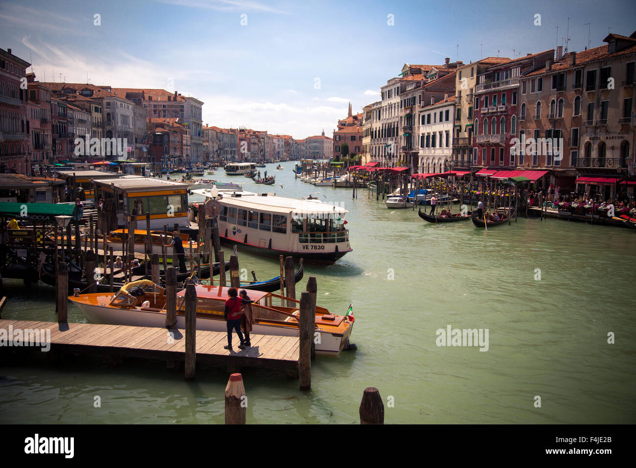 Barche sul Canal Grande a Venezia Italia Foto Stock