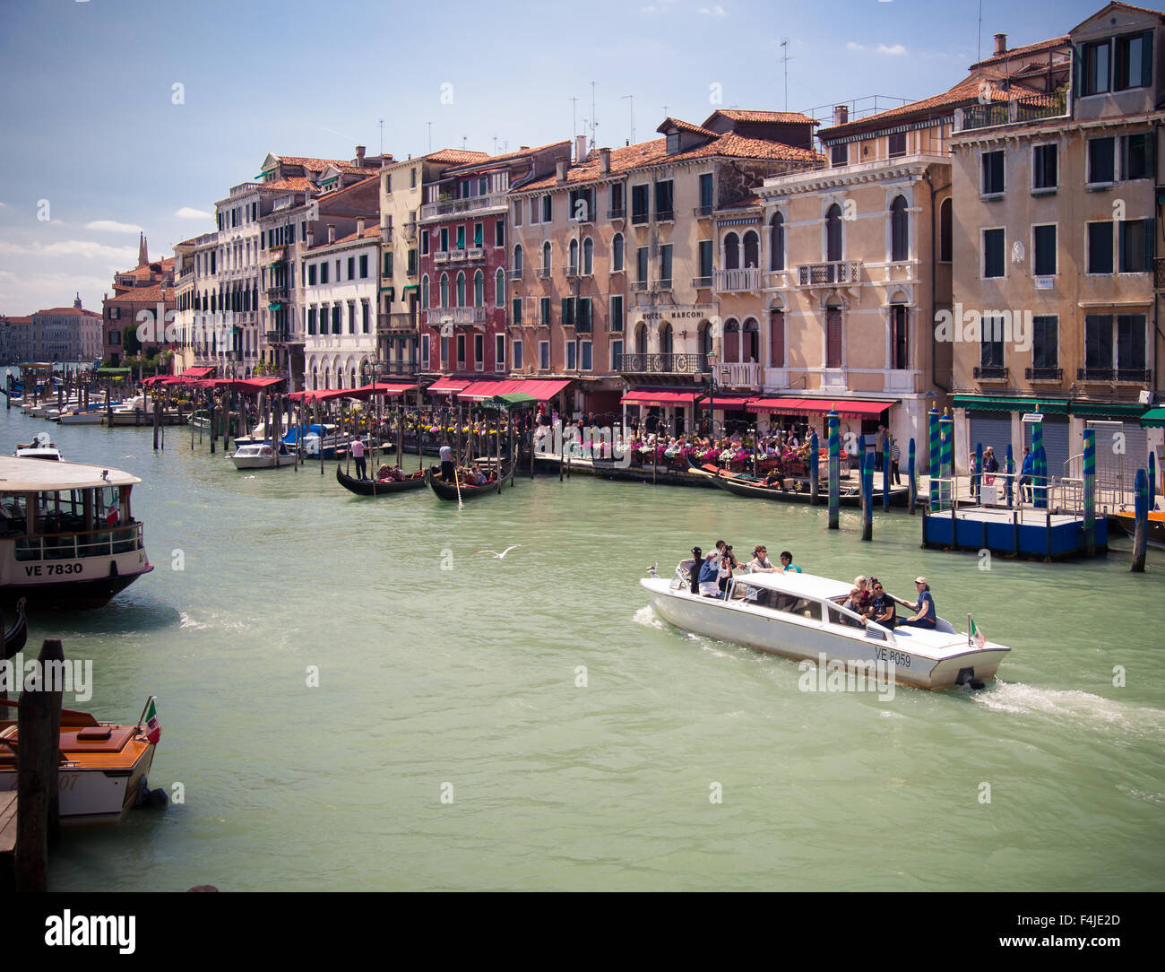 Barche sul Canal Grande a Venezia Italia Foto Stock