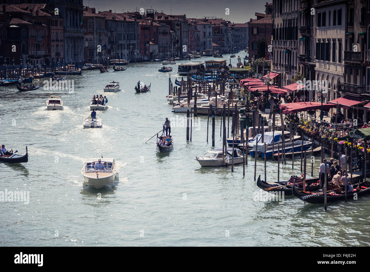 Barche sul Canal Grande a Venezia Italia Foto Stock