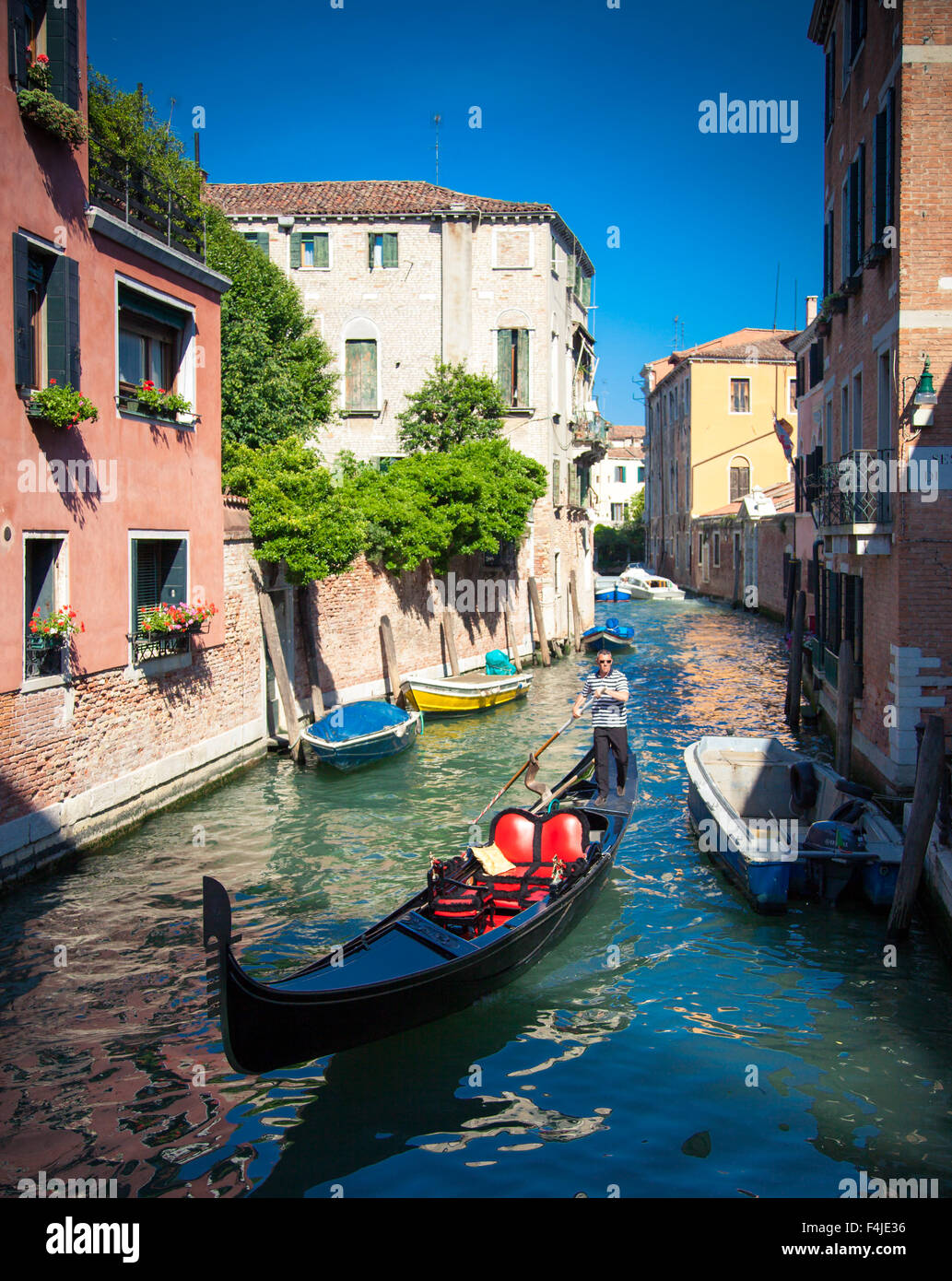 Barche e gondole sui canali di Venezia Foto Stock