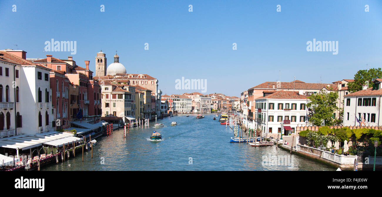 Barche sul Canal Grande a Venezia Italia Foto Stock
