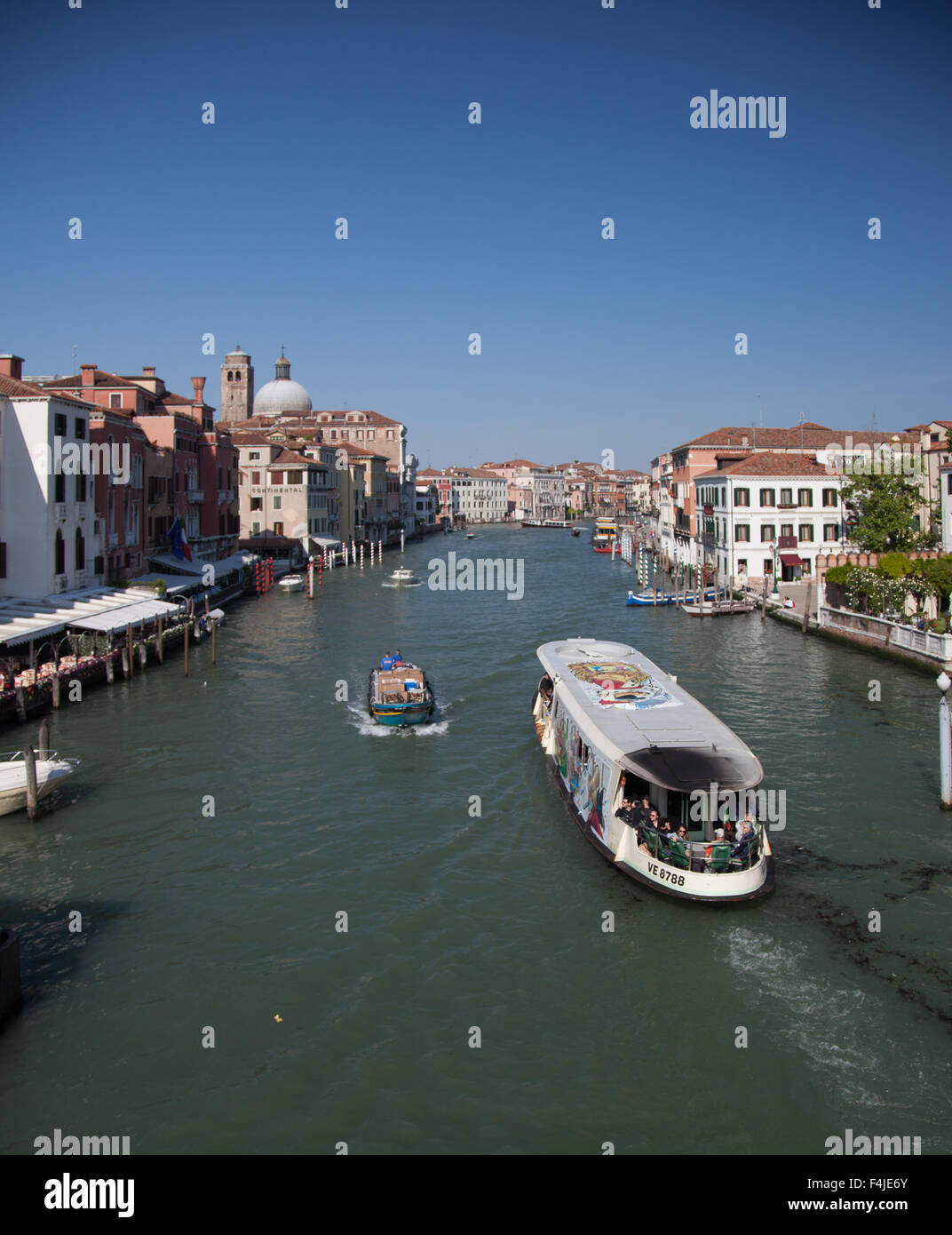 Barche sul Canal Grande a Venezia Italia Foto Stock