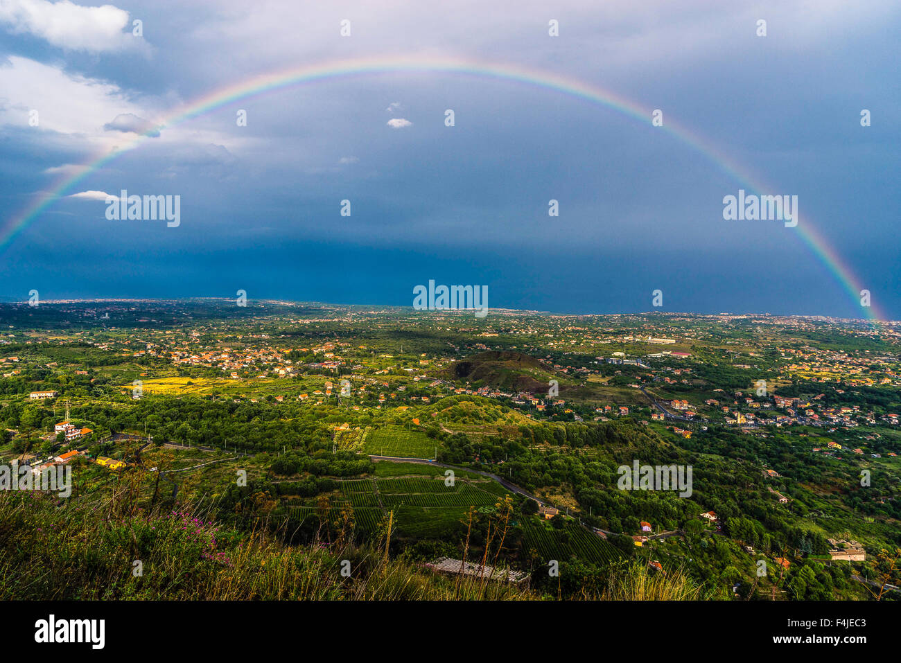 Sicilia Italia Acireale ( Ct ) un bellissimo arcobaleno sulla costa orientale della Sicilia, ai piedi del Monte Etna e la città di Acireale. Foto Stock