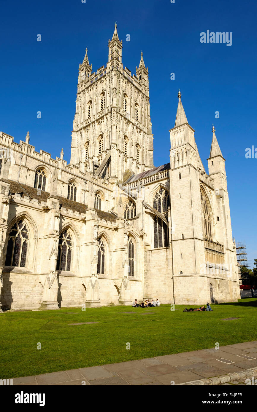 La cattedrale di Gloucester con torri e intagli. La cattedrale si trova nel centro di Gloucester in cattedrale verde Foto Stock