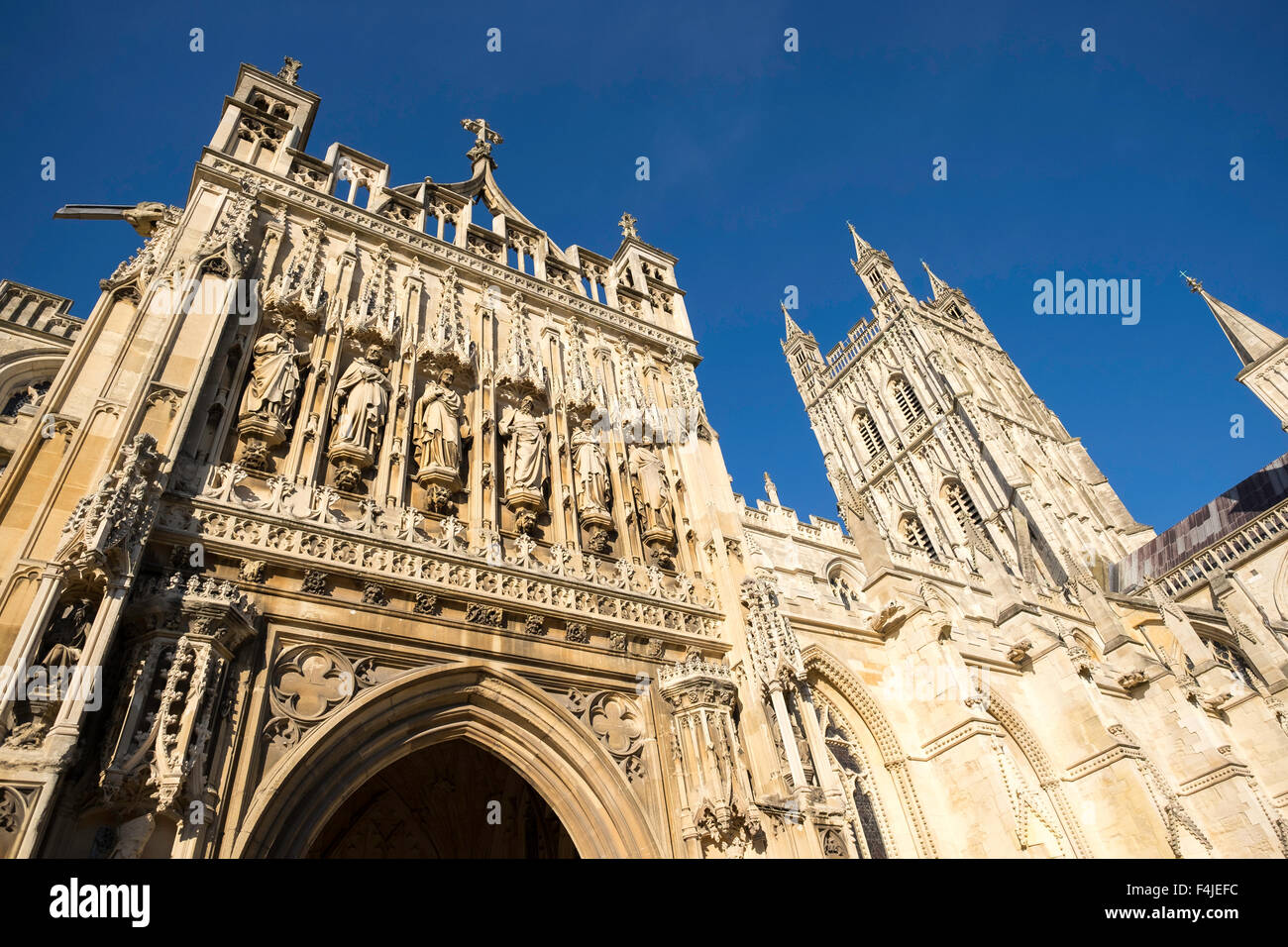 La cattedrale di Gloucester entrata principale con torri e intagli. La cattedrale si trova nel centro di Gloucester in cattedrale verde Foto Stock