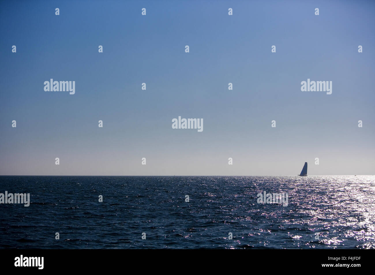 Imbarcazione a vela in mare Foto Stock