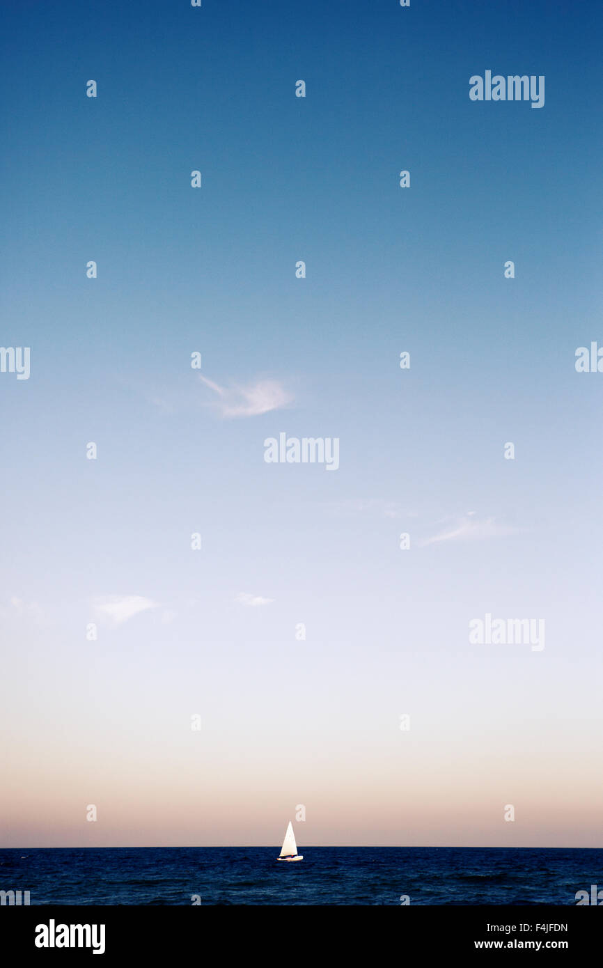Imbarcazione a vela in mare Foto Stock