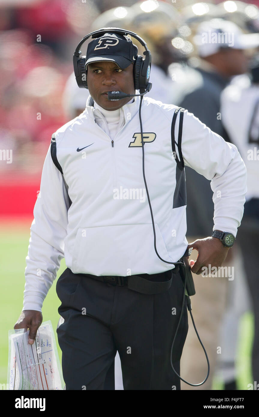 Madison, WI, Stati Uniti d'America. Xvii oct, 2015. Purdue head coach Darrell Hazell durante il NCAA Football gioco tra la Purdue Boilermakers e Wisconsin Badgers a Camp Randall Stadium di Madison, WI. John Fisher/CSM/Alamy Live News Foto Stock