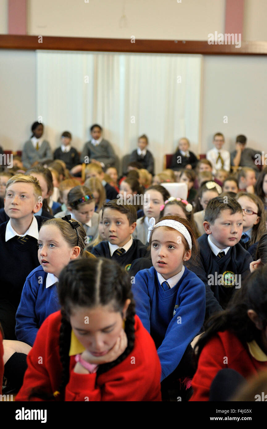 I bambini della scuola elementare in Irlanda del Nord ripassando le canzoni per il festival corale. ©George Sweeney/Alamy Foto Stock