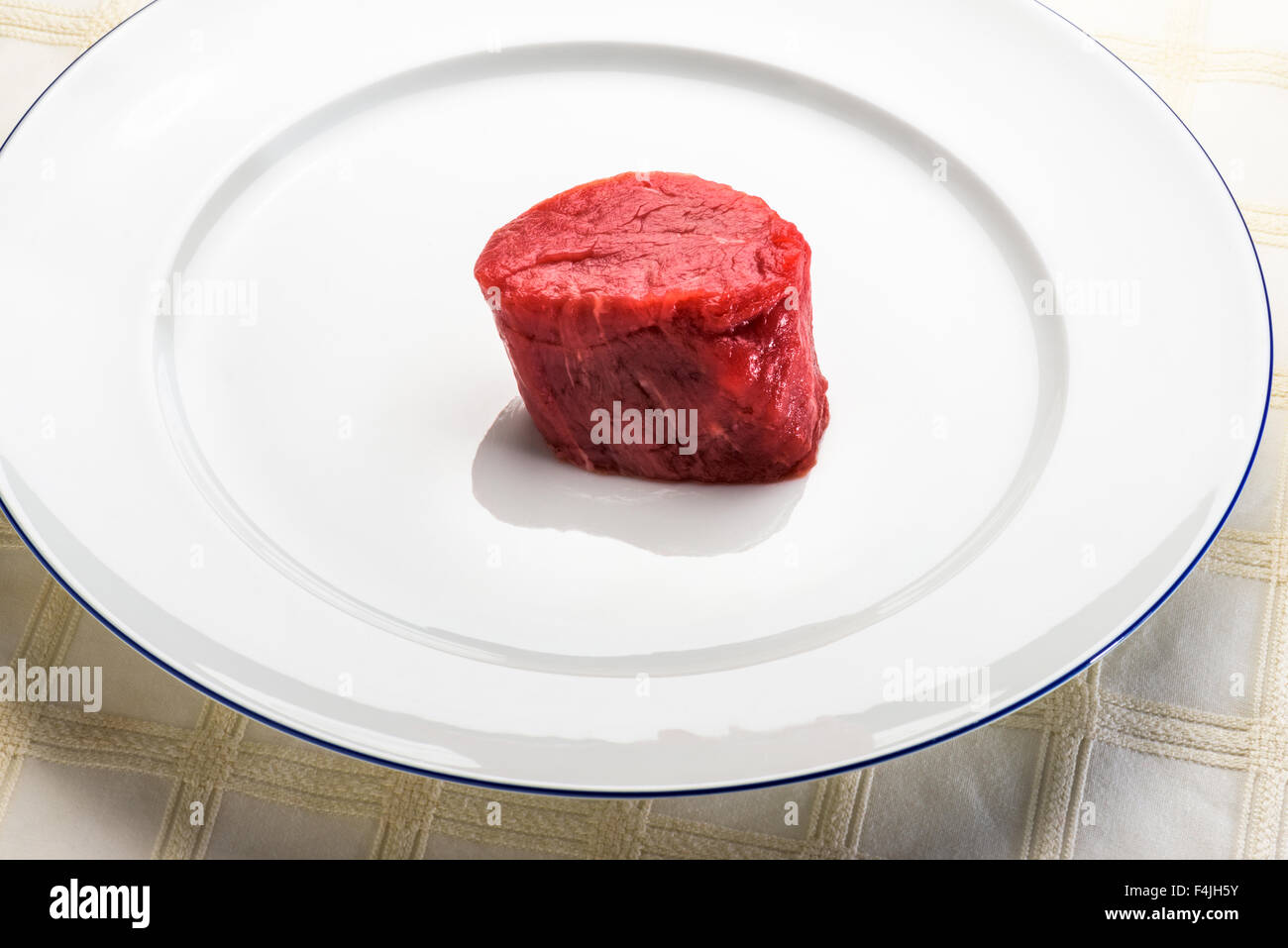 Filetto di manzo sulla piastra bianca carne cibo mangiare animali fetta di frittura la cottura alla griglia Cottura freschi di vacca costosi ox piatto esclusivo cibo Foto Stock