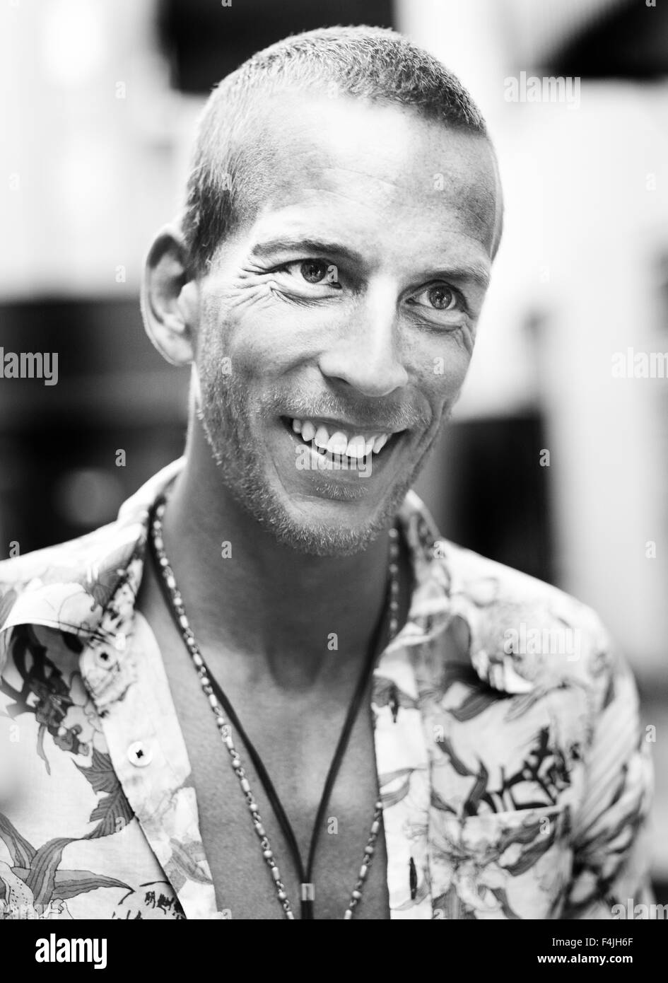 Stoccolma, Svezia, ritratto di sorridere rasato giovane uomo Foto Stock