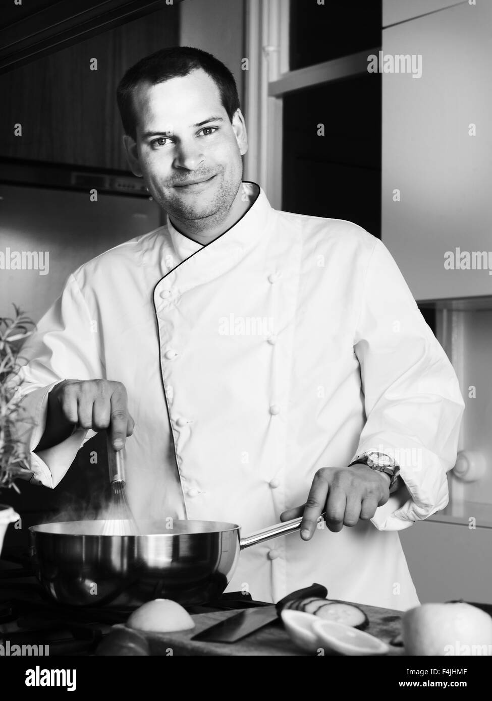 La Svezia, Stoccolma, giovane chef di cucina Foto Stock