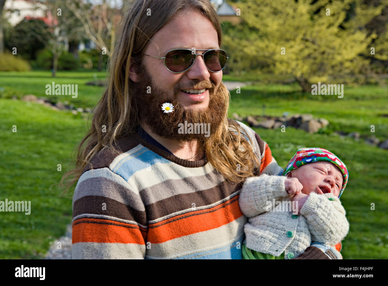 La Scandinavia, Svezia, Gotland, outdoor ritratto di stile hippie uomo  bambino portando Foto stock - Alamy