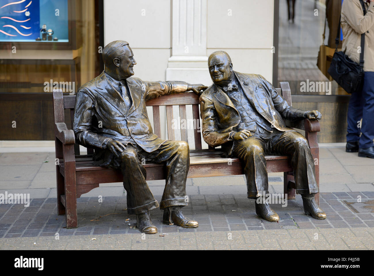 Statue di Franklin D Roosevelt e Winston Churchill su un banco, New Bond Street, Londra, Gran Bretagna, Regno Unito Foto Stock