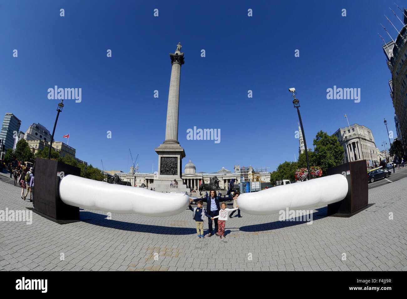 Dita gigante scultura artwork chiamato "Lei" dall artista messicano rivelino in Trafalgar Square, Londra, Gran Bretagna, Regno Unito Foto Stock