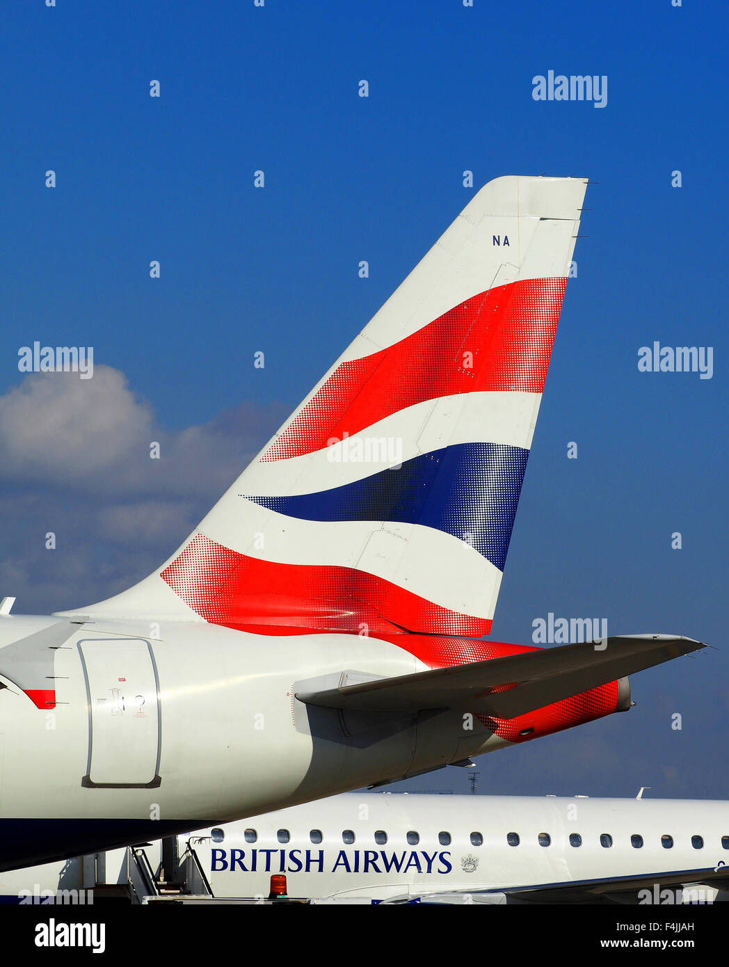 British Airways pinna di coda logo piano e cielo blu Foto Stock