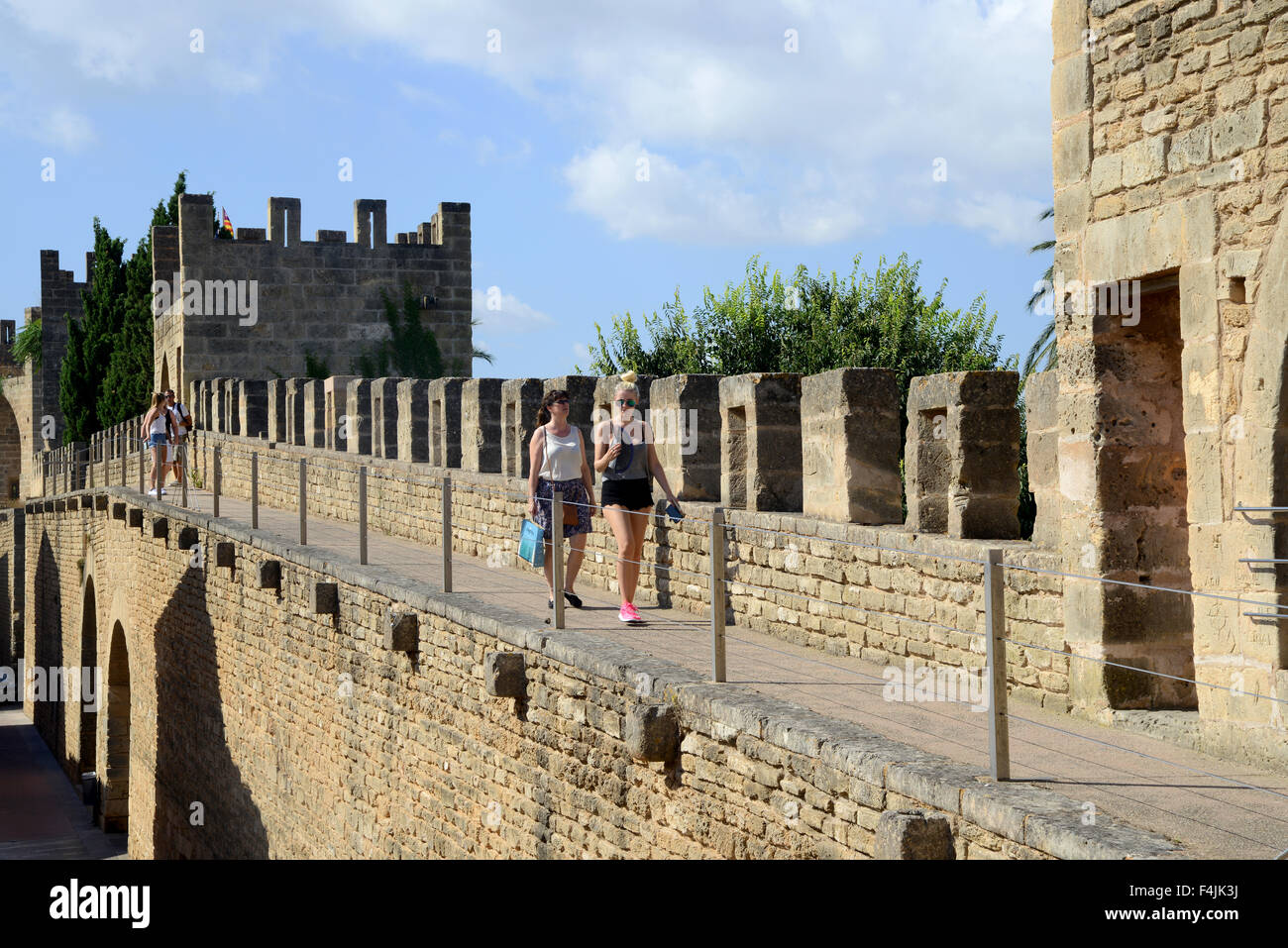 I turisti sulle mura della città antica parete, Alcudia Città Vecchia, Isole Baleari Maiorca, Mallorca, Spagna Foto Stock