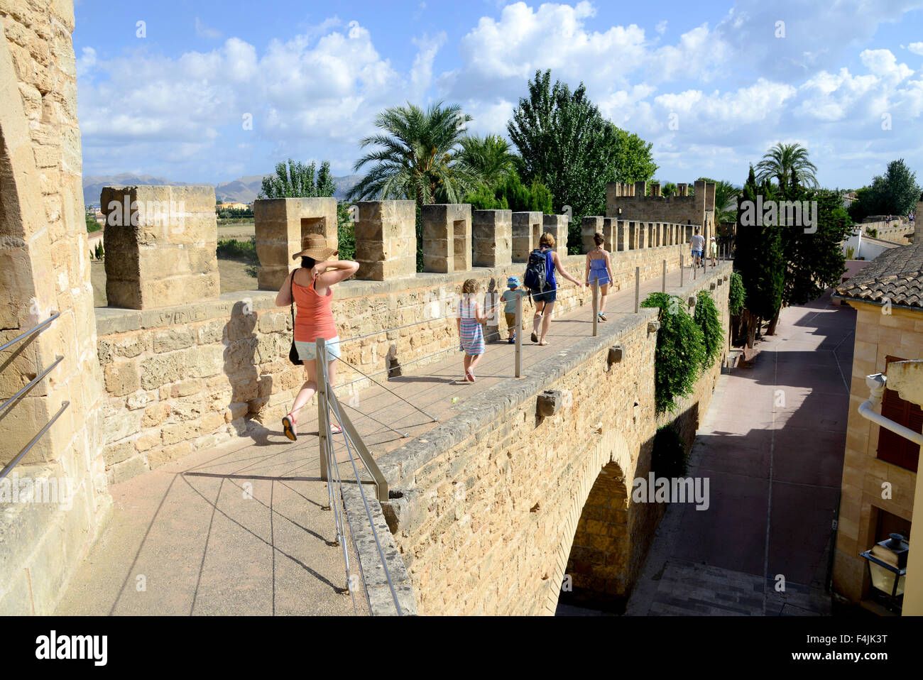 I turisti sulle mura della città antica parete, Alcudia Città Vecchia, Isole Baleari Maiorca, Mallorca, Spagna Foto Stock