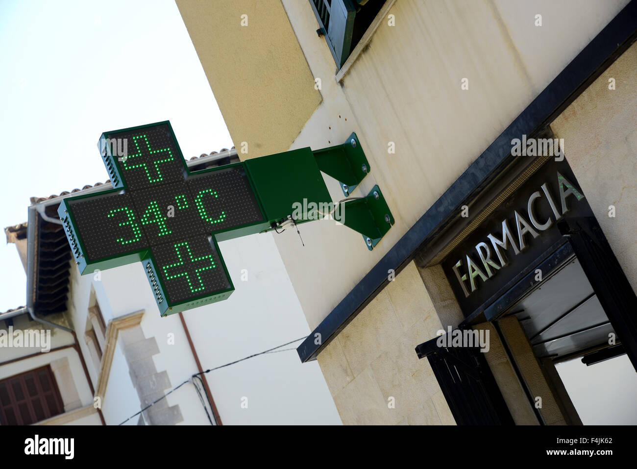 Segno della temperatura mostra hot 34 gradi centigradi al di fuori di una farmacia o di farmacia in Maiorca Maiorca, isole Baleari, Spagna Foto Stock