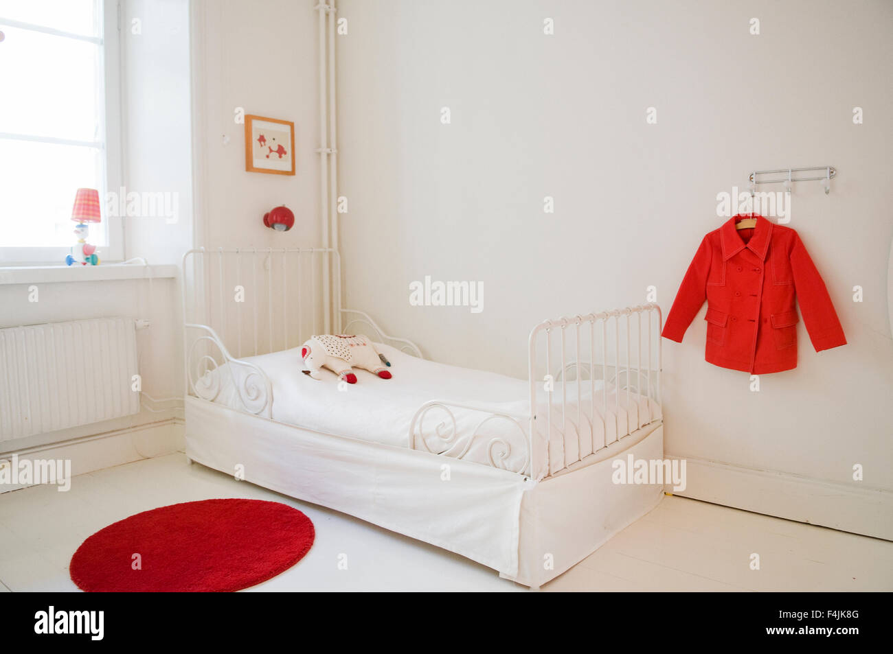 Bambini La camera da letto in bianco e rosso Foto Stock