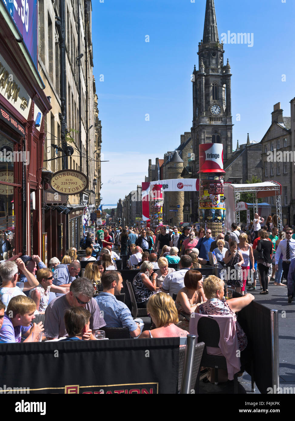 il dh Festival frange IL ROYAL MILE EDINBURGH, la gente che si rilassa all'aperto pub pavement turisti impegnati scozia estate folla taverna città Foto Stock