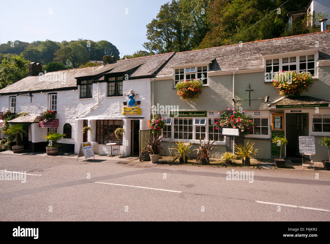 La parte anteriore della cartolina edifici su Coombe Polperro Cornwall Inghilterra REGNO UNITO Foto Stock
