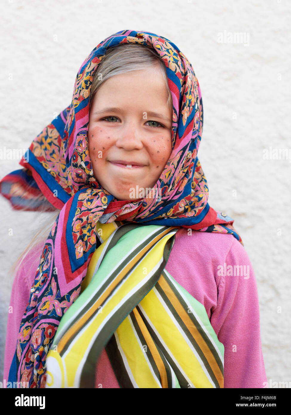 La Svezia, Scania, Simrishamn, ritratto di una ragazza (10-11) indossando il costume tradizionale Foto Stock