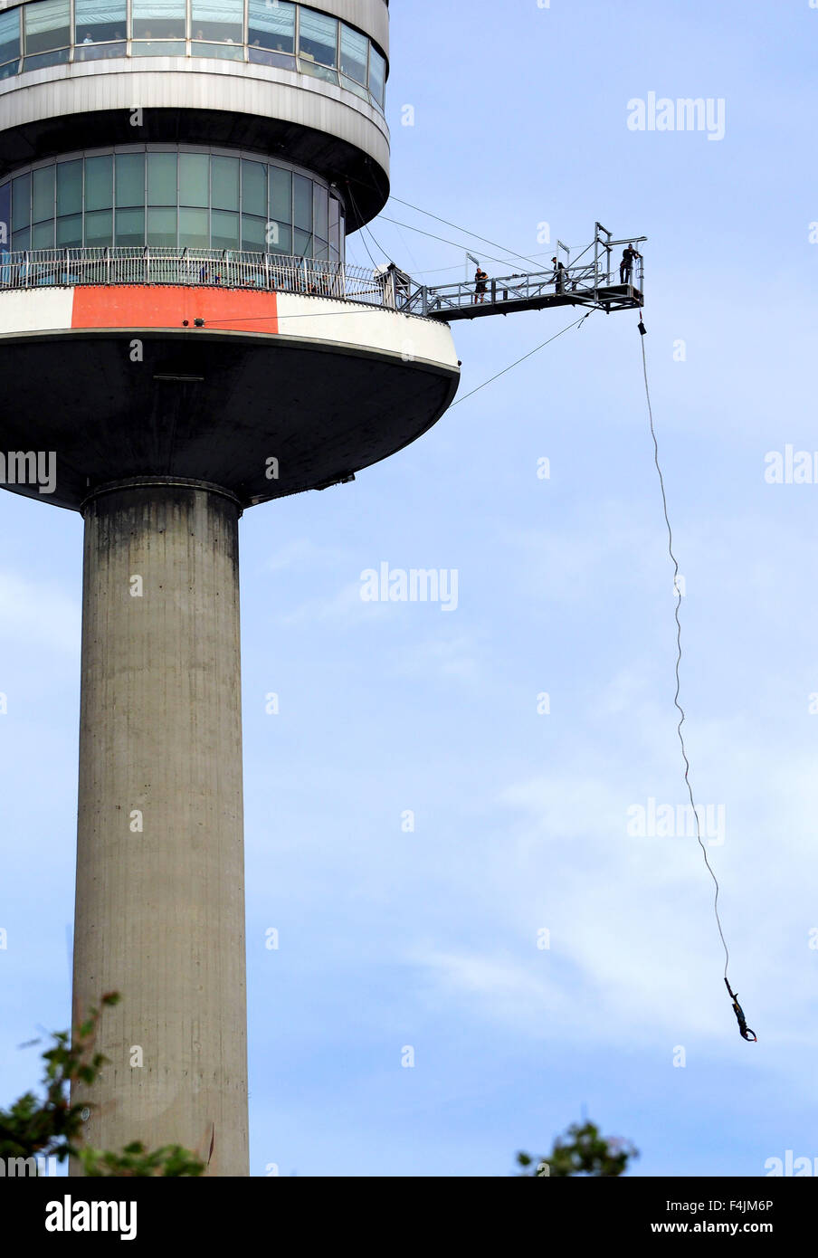 Bungee Jumping da 152 metri di alta torre Donauturm, Vienna, Austria. Foto Stock