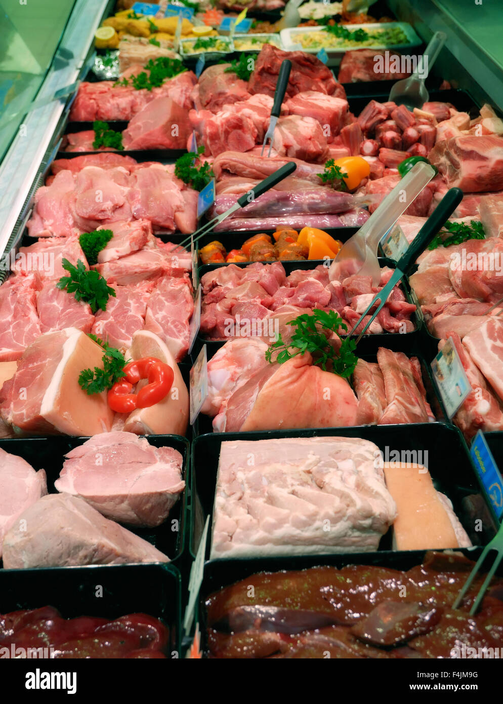 Vista di un contatore di carne in un supermercato Foto Stock