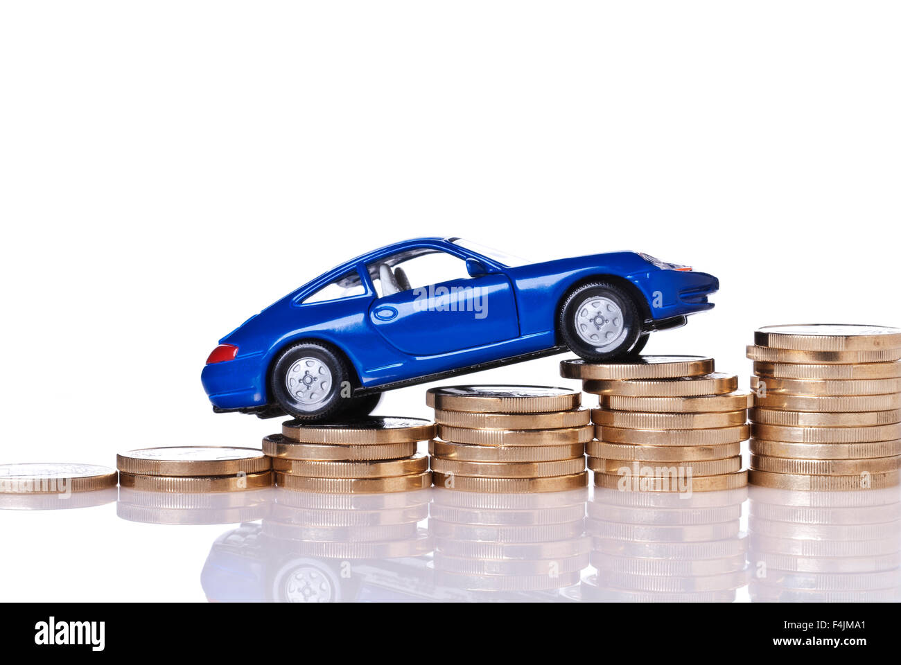 Modello auto sulla salita di pile di monete Foto Stock