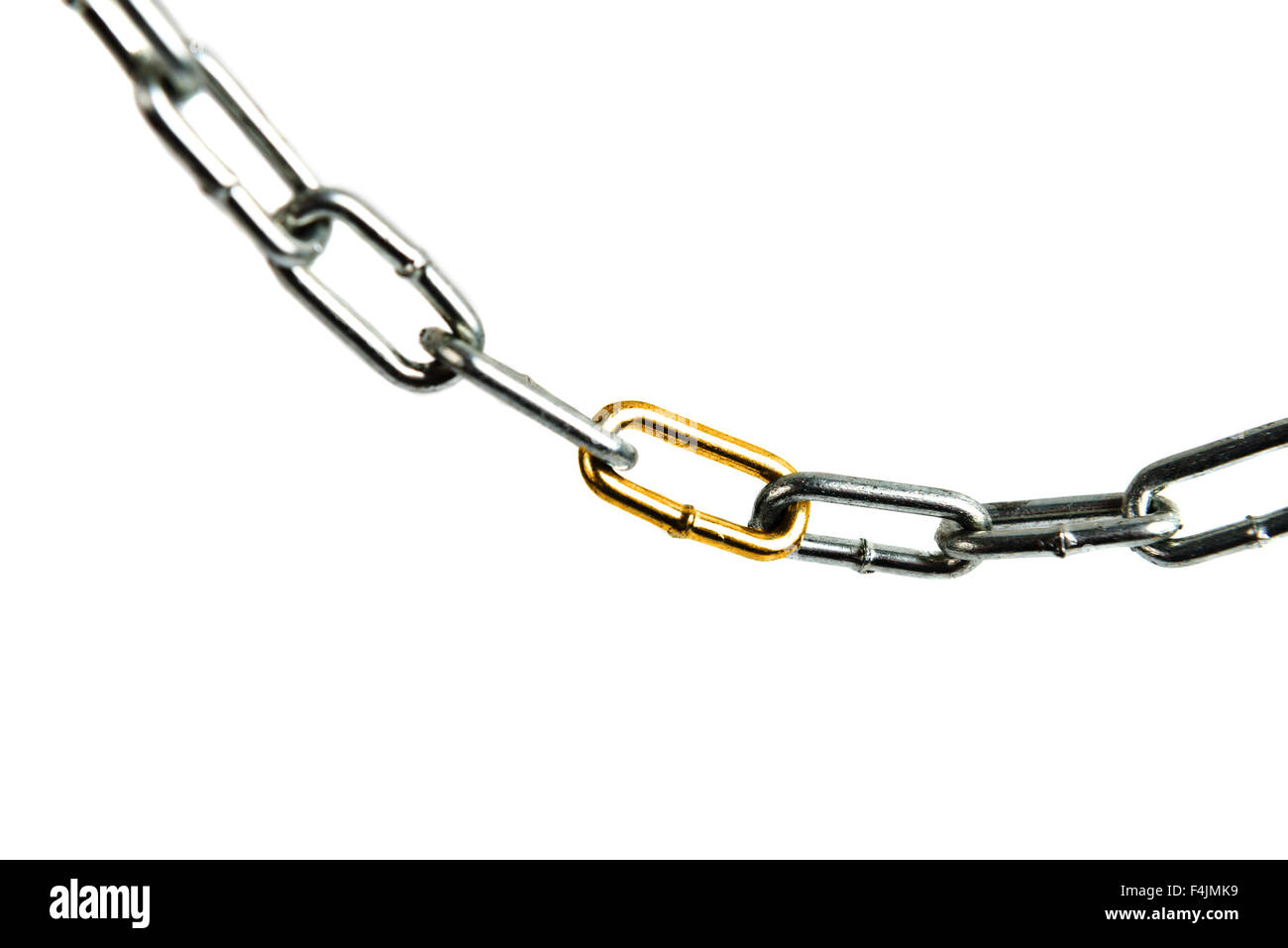 Una golden link in una catena di acciaio Foto Stock