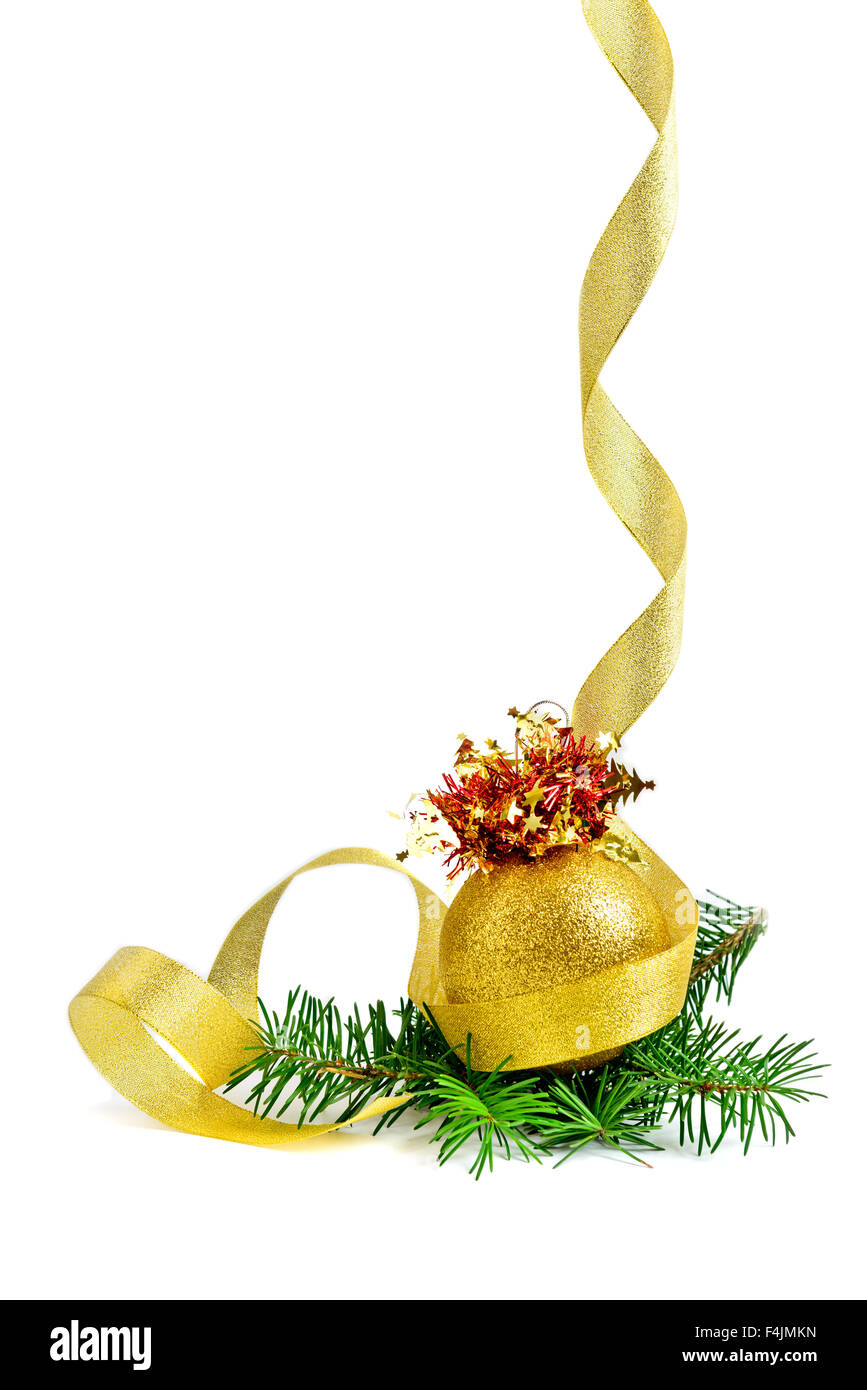 Bordo di Natale o il telaio del nastro color oro, giallo pallina di vetro e rami di sempreverdi, bianco spazio copia Foto Stock