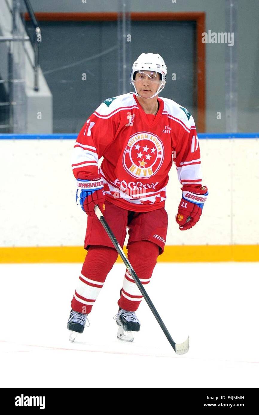 Il presidente russo Vladimir Putin durante una partita di hockey di venerdì con le leggende di squadra in una partita contro gli studenti del Sirius centro per bambini superdotati Settembre 1, 2015 in Sochi, Russia. Foto Stock