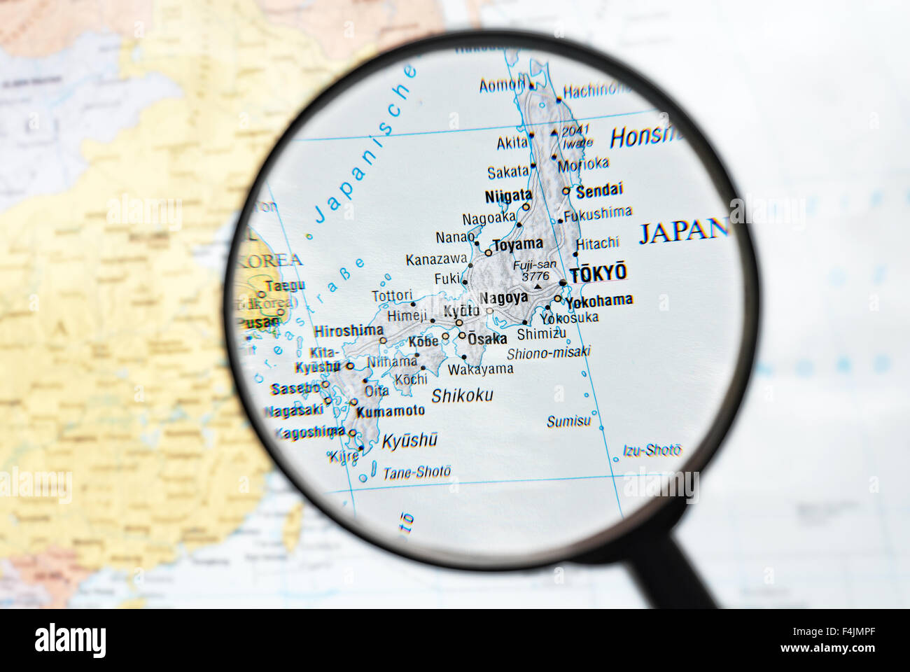 Lente di ingrandimento il Giappone si concentra su una mappa. Foto Stock