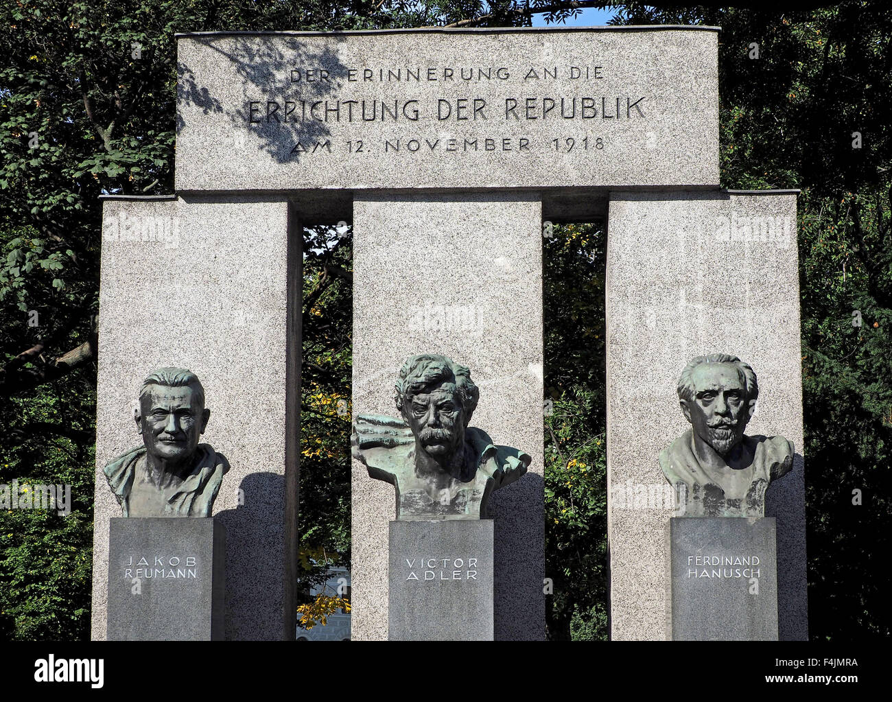 Monumento della Repubblica austriaca del 1918 con i busti dei fondatori Giacobbe Reumann, Victor Adler e Ferdinando Hanusch, Austria Foto Stock