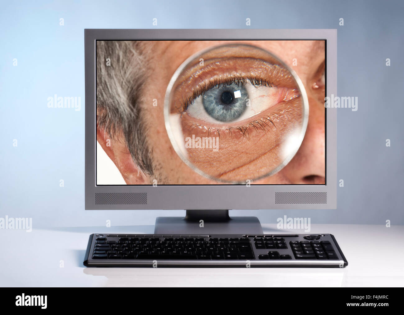 Monitor con occhio con lente di ingrandimento Foto Stock