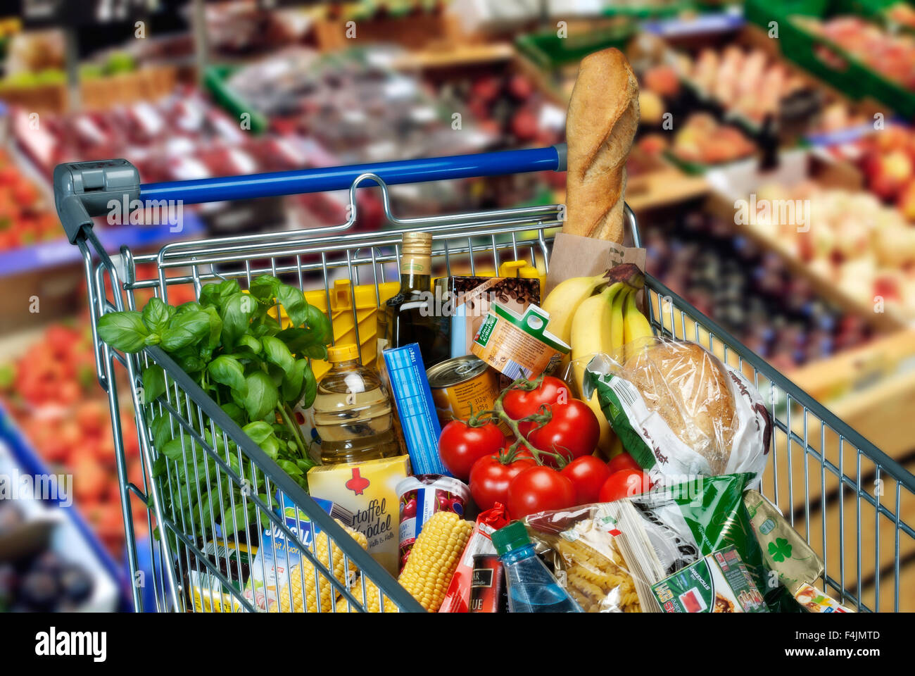 Carrello con negozi di generi alimentari in un supermercato Foto Stock