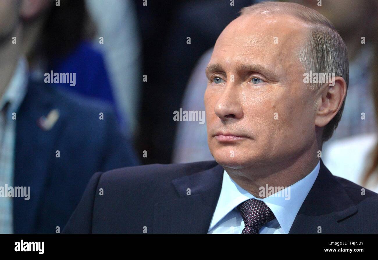 Il presidente russo Vladimir Putin durante la verità e Justic Media Forum regionale autonomo e media locali patrocinato dalla Federazione Fronte Popolare al Lenexpo Exhibition Centre Aprile 28, 2015 a San Pietroburgo, Russia. Foto Stock