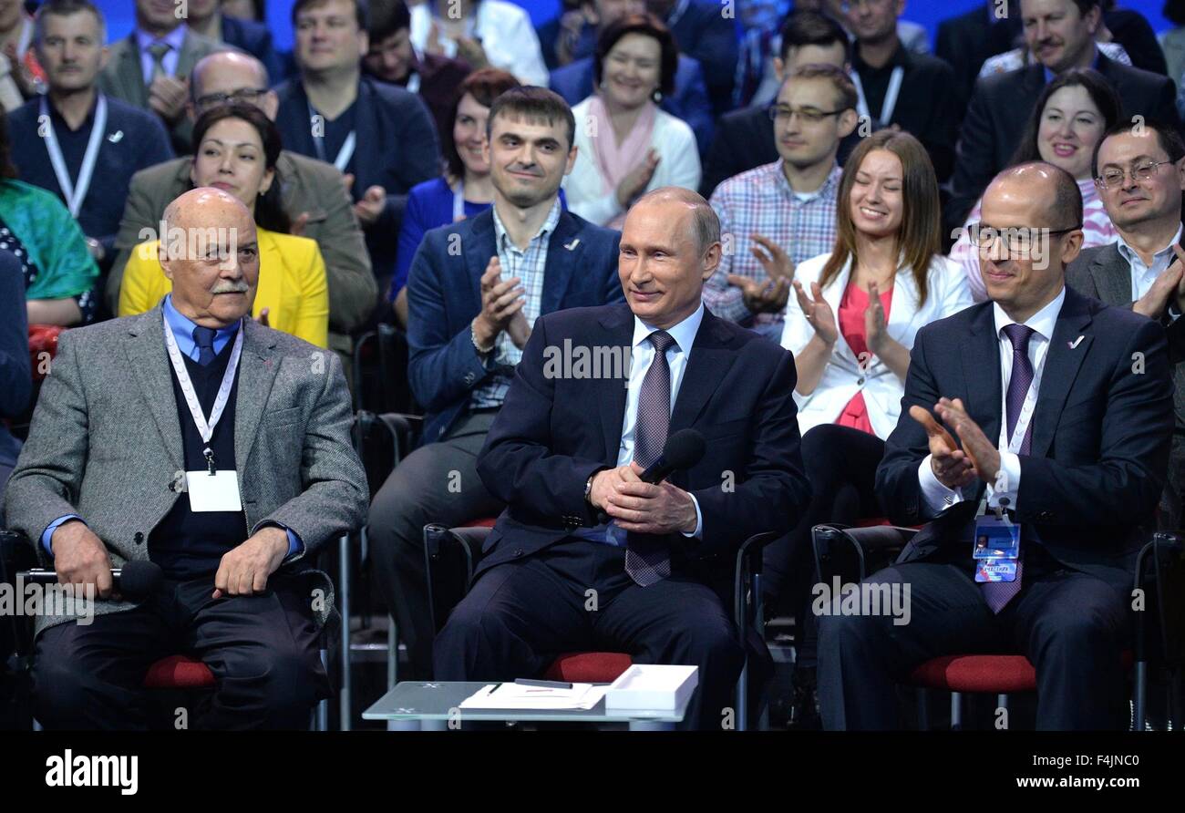 Il presidente russo Vladimir Putin con Stanislav Govorukhin (sinistra) e Alexander Brechalov durante la verità e giustizia Media Forum regionale autonomo e media locali patrocinato dalla Federazione Fronte Popolare al Lenexpo Exhibition Centre Aprile 28, 2015 a San Pietroburgo, Russia. Foto Stock