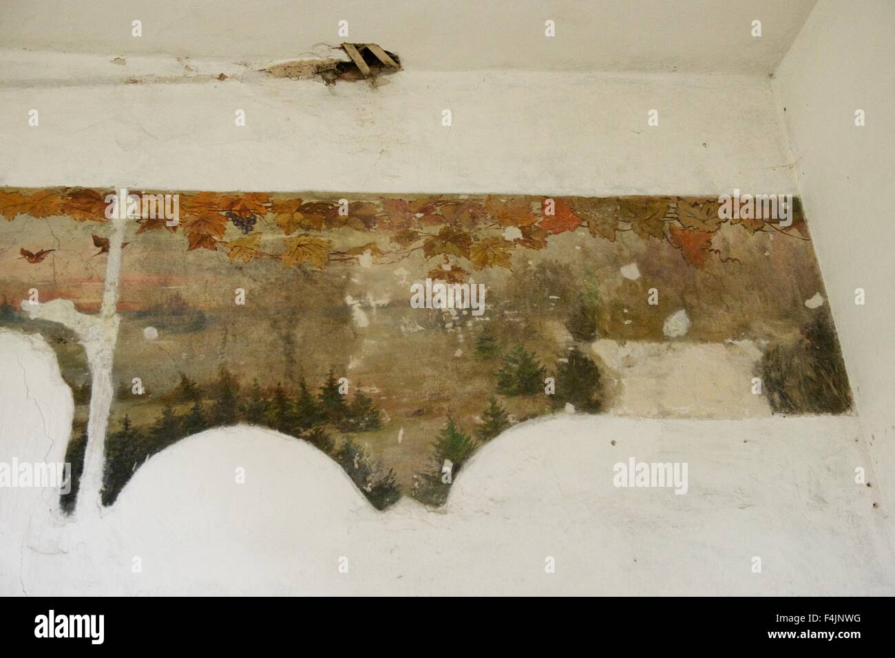 Foto di frammento di vecchio dipinto in casa abbandonata, concettuale foto del passato perduto Foto Stock
