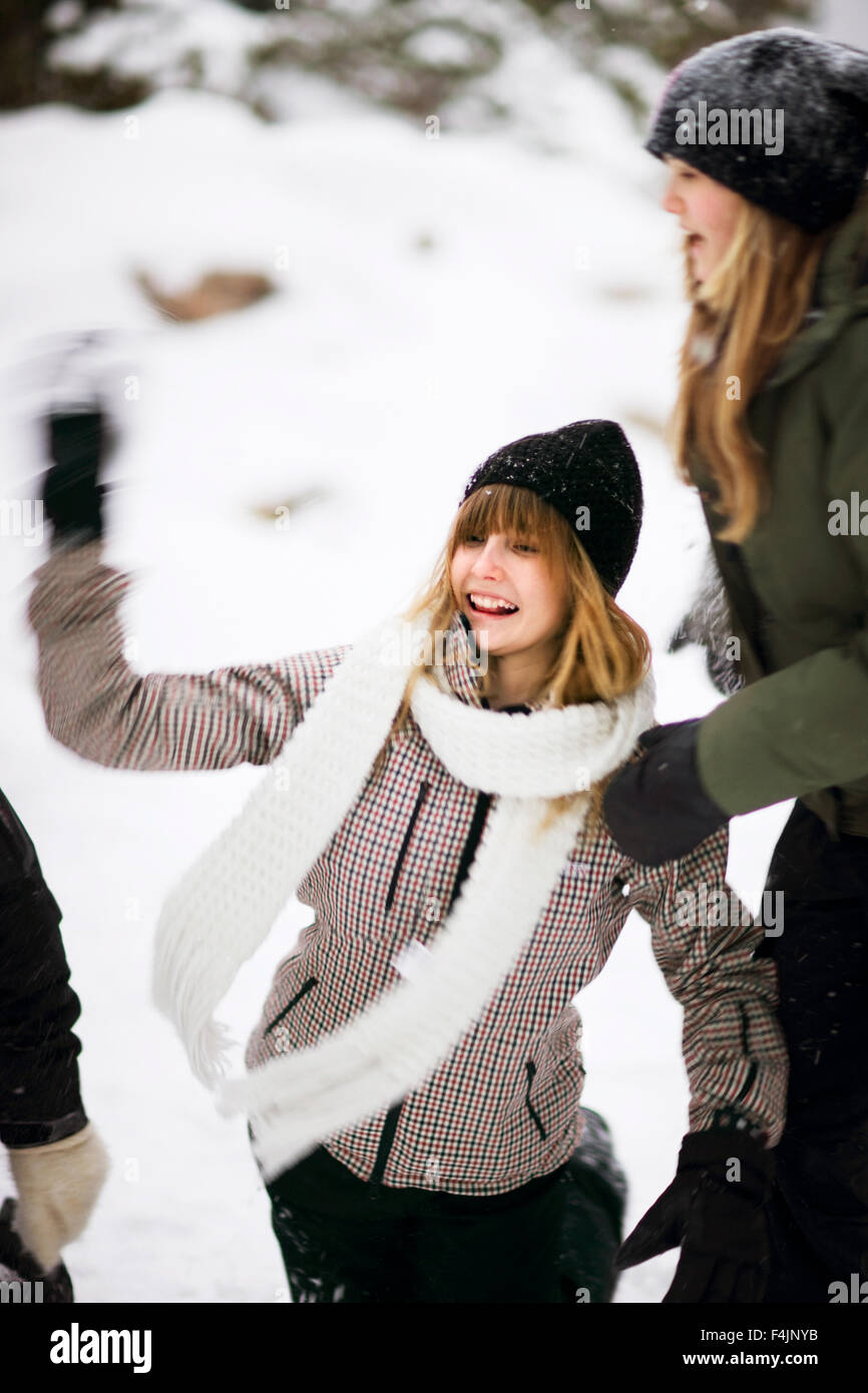 La Svezia, Stoccolma, grils (12-13,14-15) tirare palle di neve Foto Stock