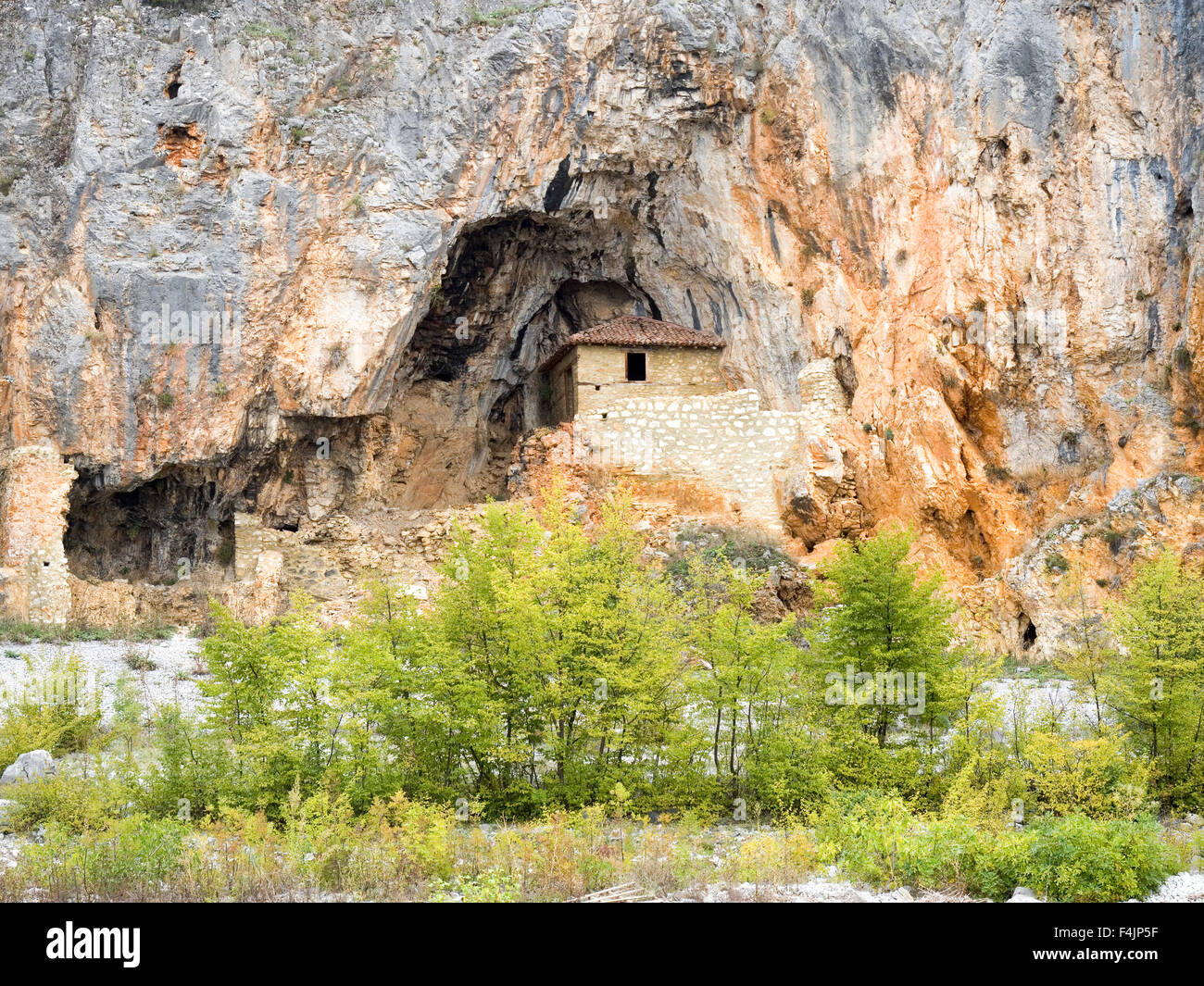 L'eremo grotta e chiesa presso il lago di Megali Prespa Macedonia, Grecia Foto Stock