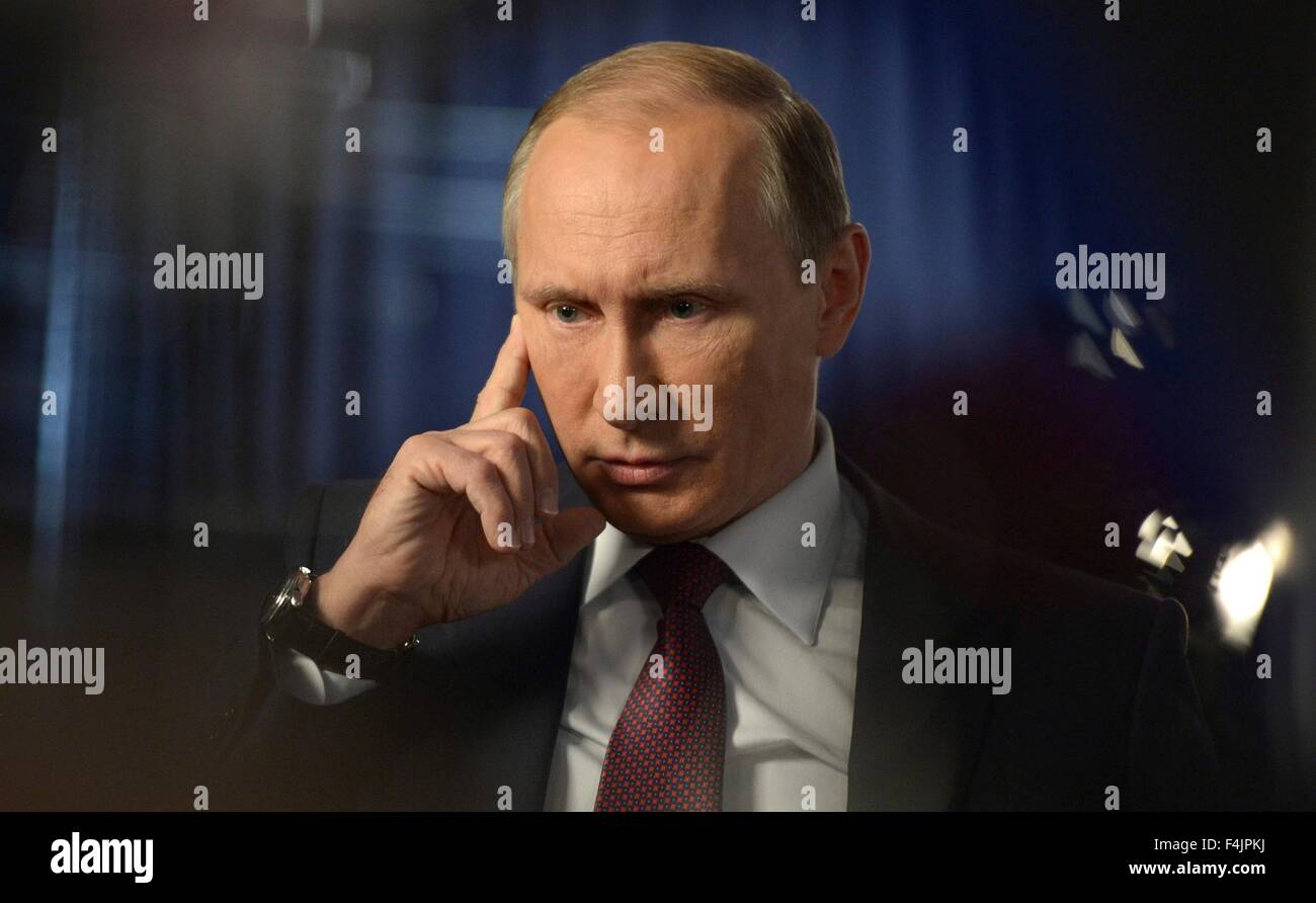 Il presidente russo Vladimir Putin durante un durante una intervista televisiva con Rossiya 1 TV anchor Vladimir Soloviev Ottobre 10, 2015 a Mosca, in Russia. Foto Stock