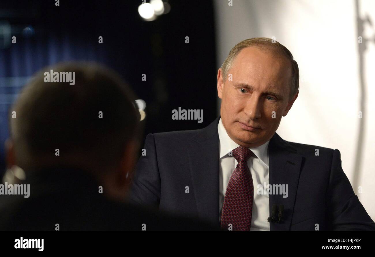 Il presidente russo Vladimir Putin durante un durante una intervista televisiva con Rossiya 1 TV anchor Vladimir Soloviev Ottobre 10, 2015 a Mosca, in Russia. Foto Stock