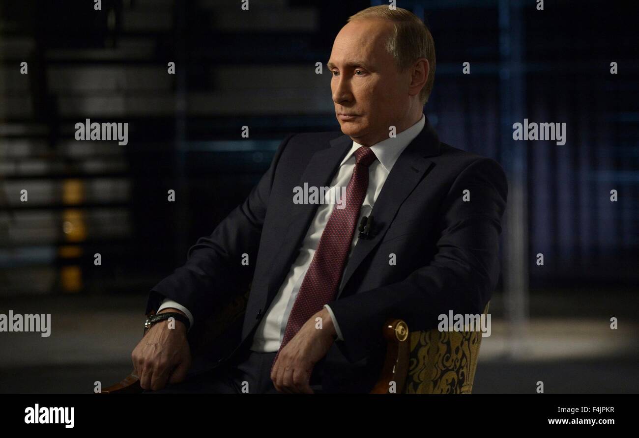 Il presidente russo Vladimir Putin durante un durante una intervista televisiva con Rossiya 1 TV anchor Vladimir Soloviev Ottobre 10, 2015 a Mosca, in Russia. Foto Stock