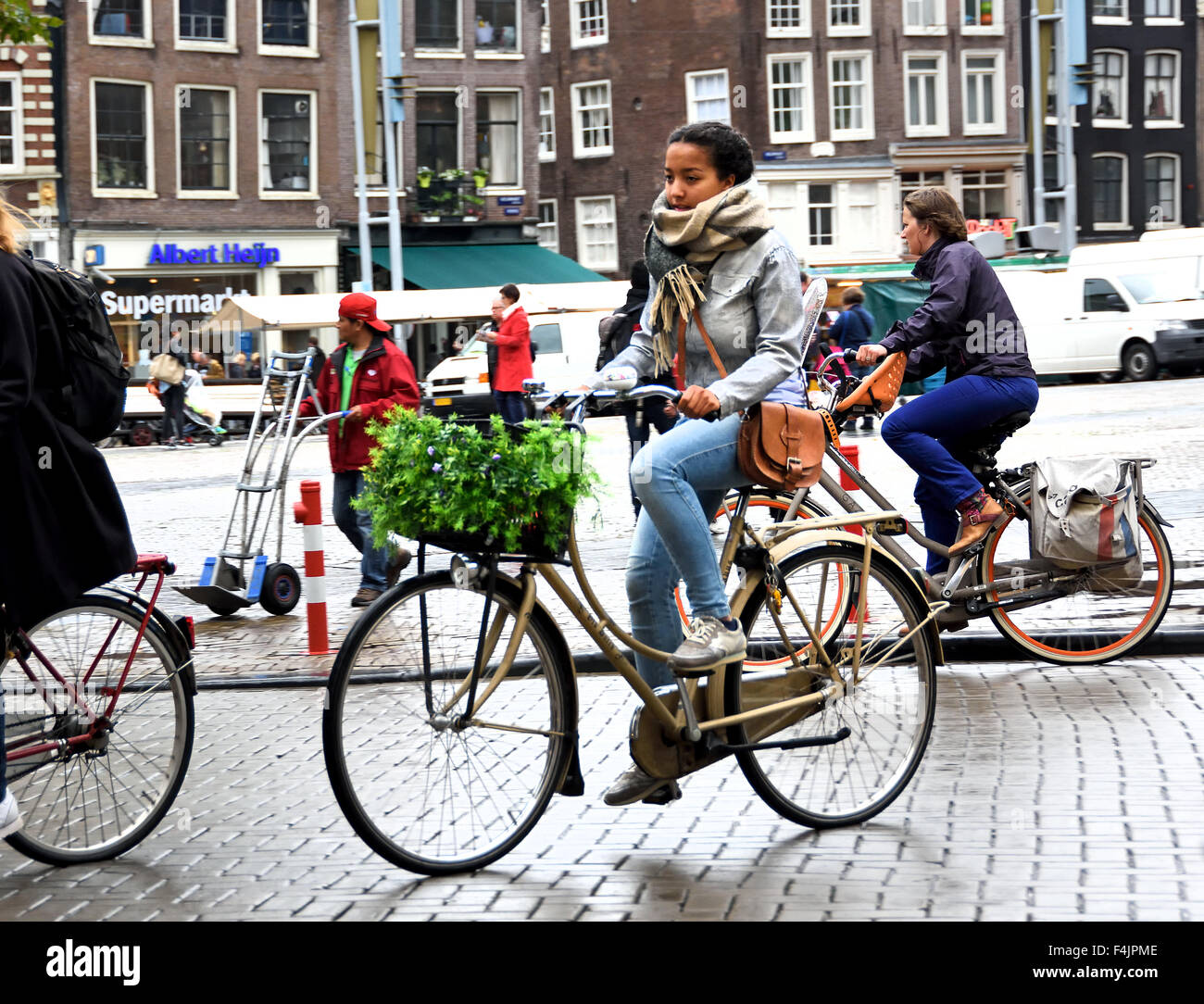 Biciclette in pioggia Nieuwmarkt Amsterdam Paesi Bassi, Olanda olandese Foto Stock