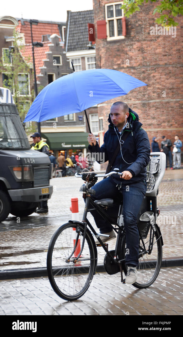 Biciclette in pioggia Nieuwmarkt Amsterdam Paesi Bassi, Olanda olandese Foto Stock